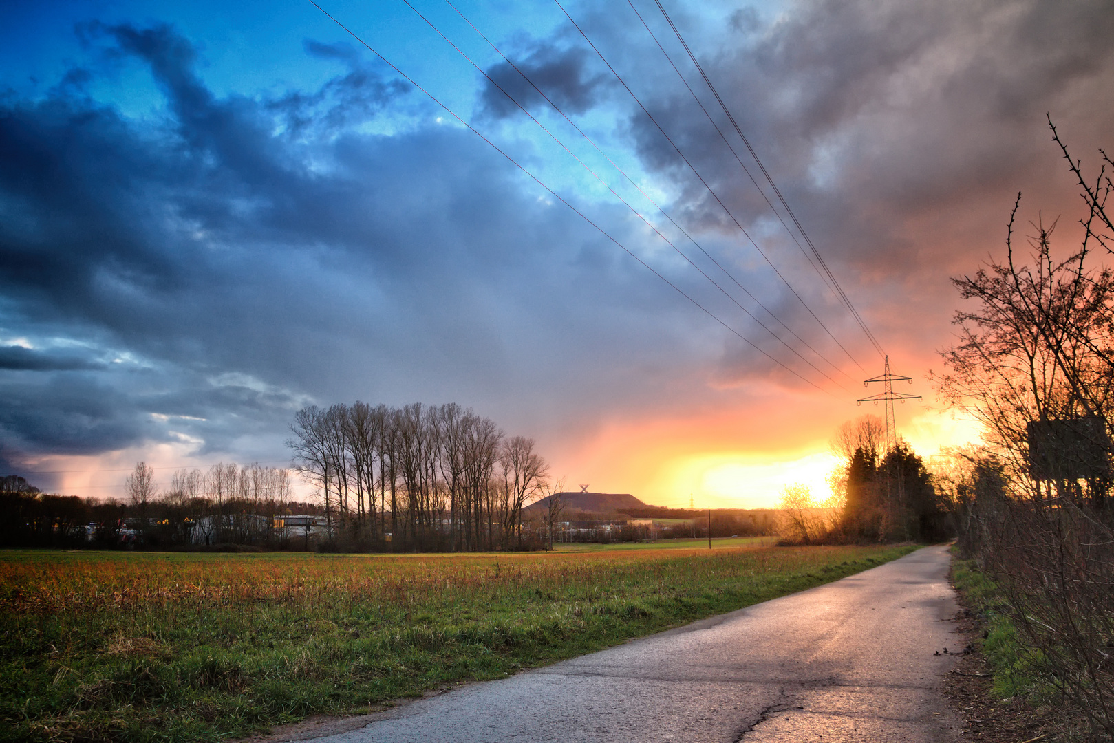 Hülzweiler am Abend mit Blick auf das Saarpolygon