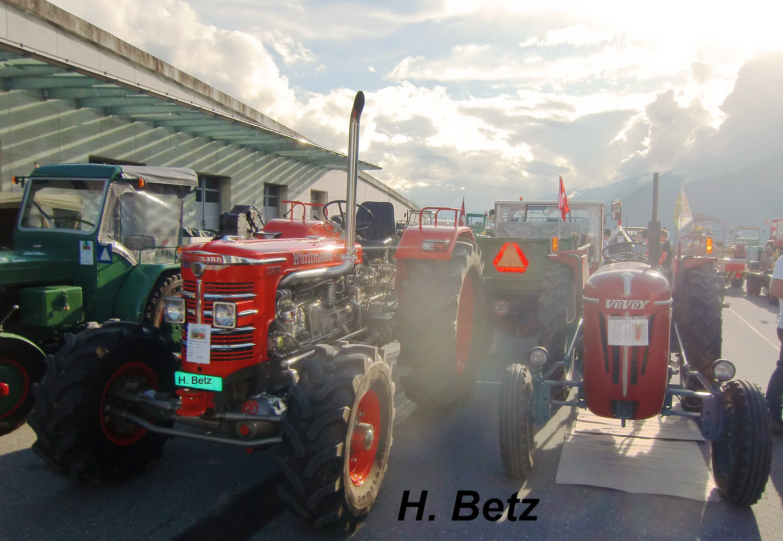 Hürlimann und Vevey Traktor im Sonnenlicht