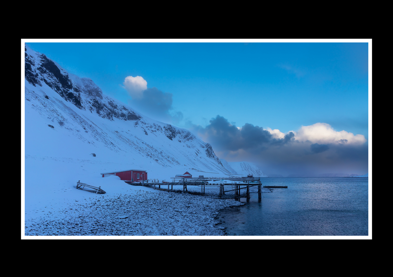 Hütte am Fjord