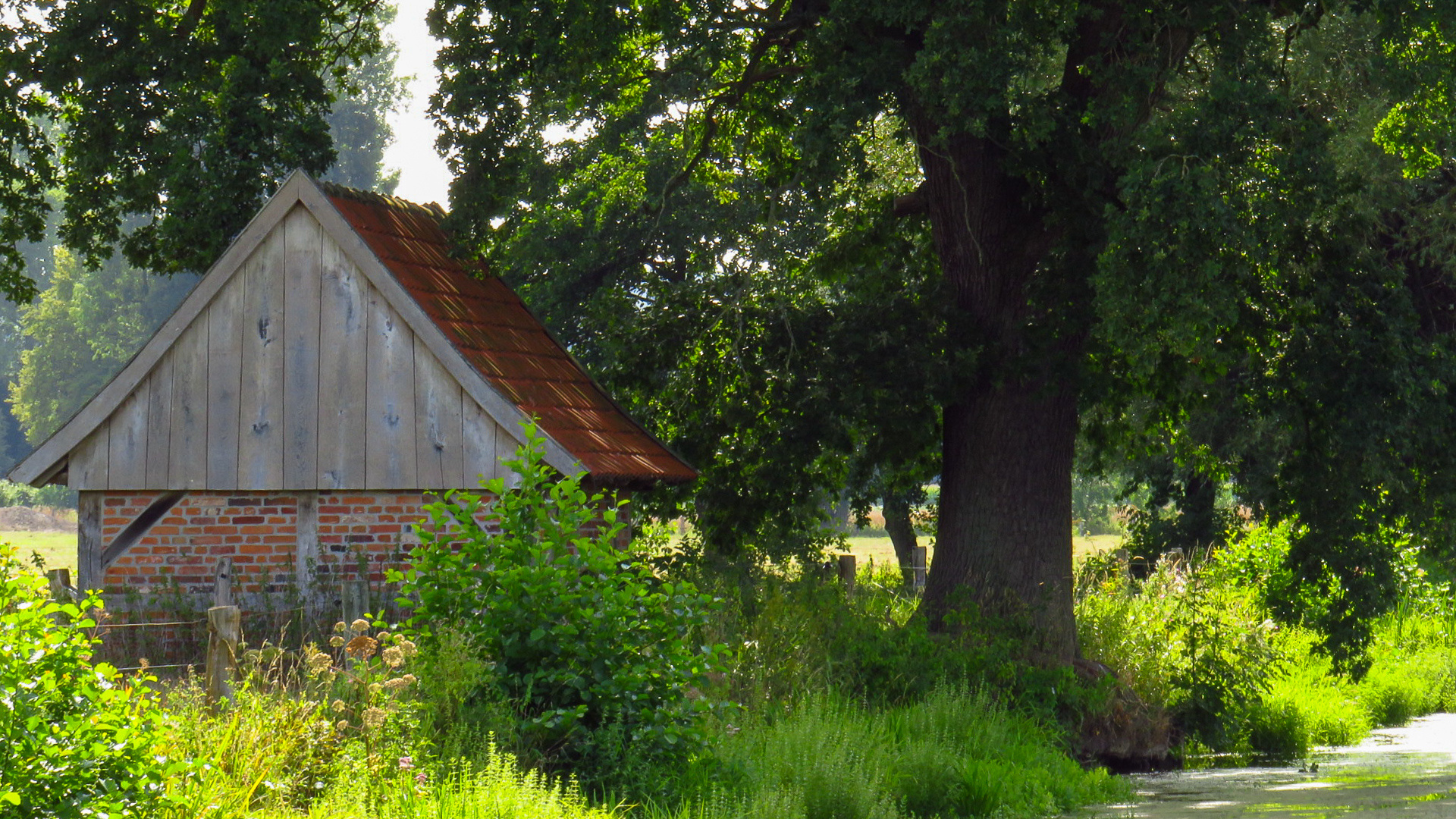 Hütte am Fluss