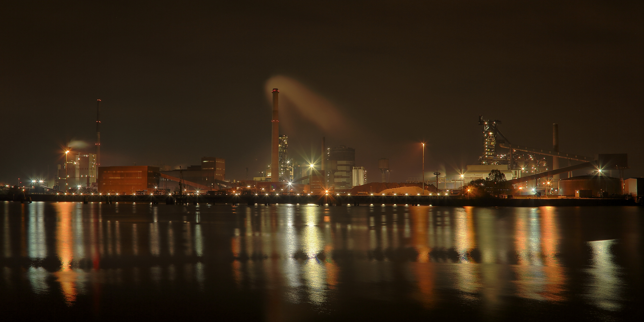 Hütte am Meer bei Nacht