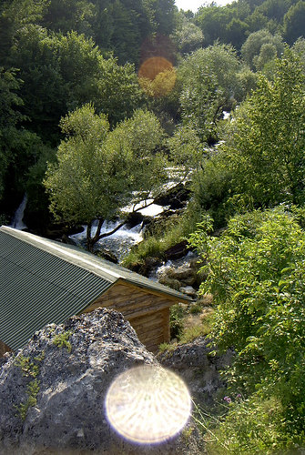 Hütte am Wasserfall