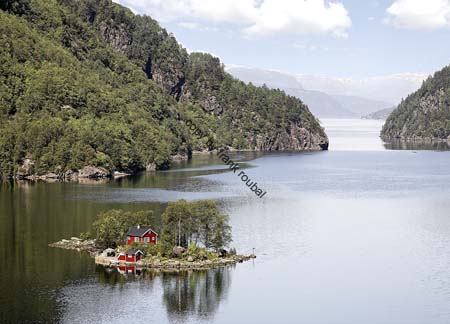 Hütte auf einer kleinen Insel in einem norwegischen Fjord