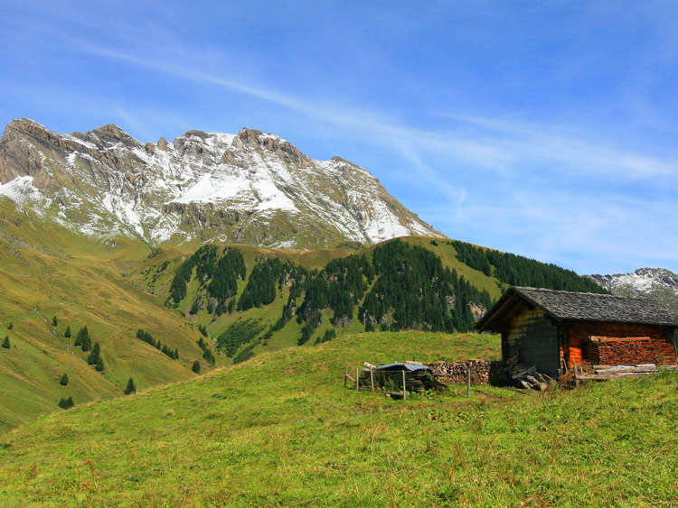 Hütte, Himmel, Fels und Schnee