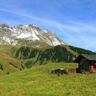 Hütte, Himmel, Fels und Schnee