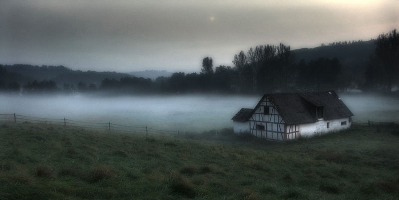 Huette im Abendnebel