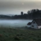 Huette im Abendnebel