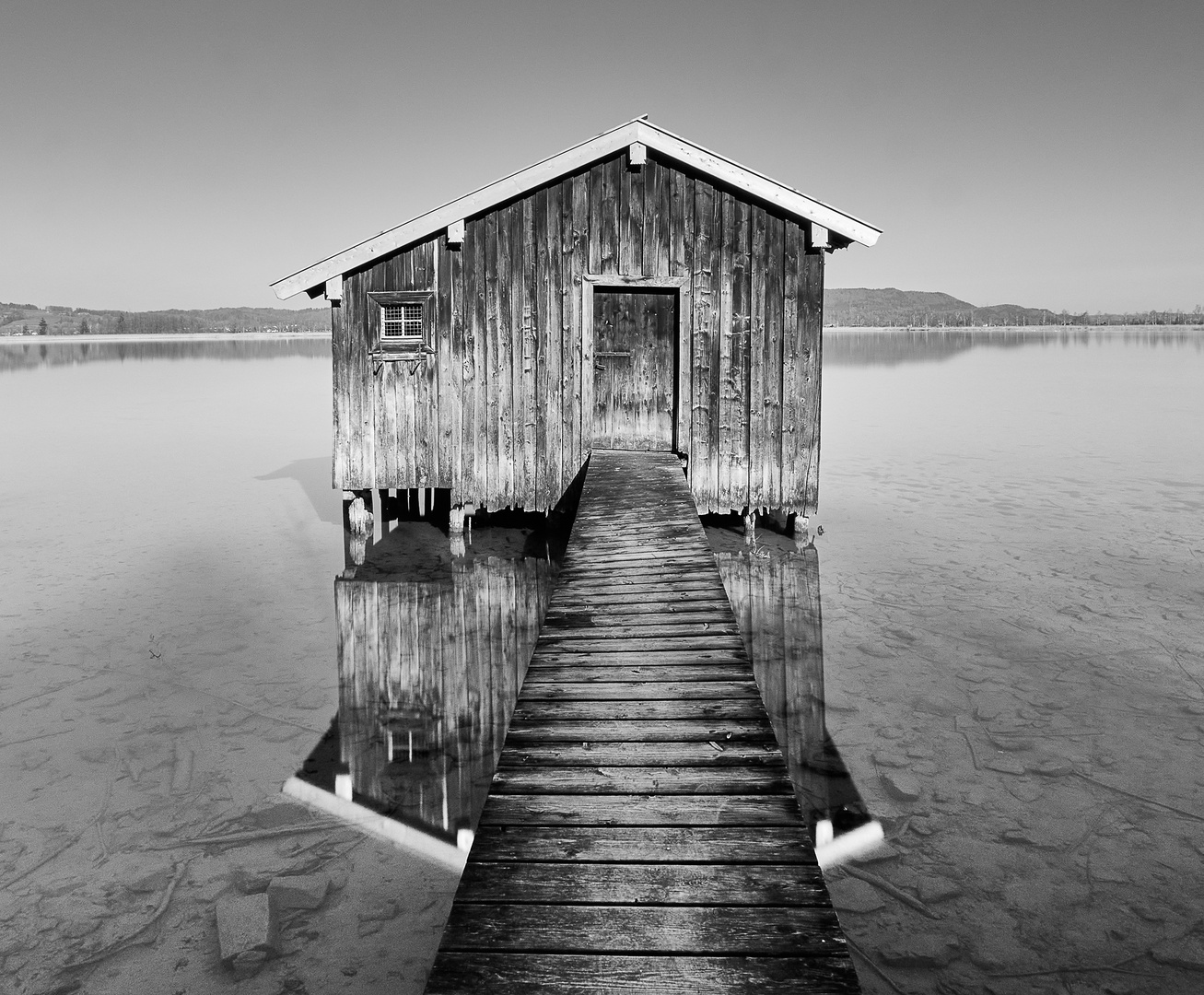 Hütte im See