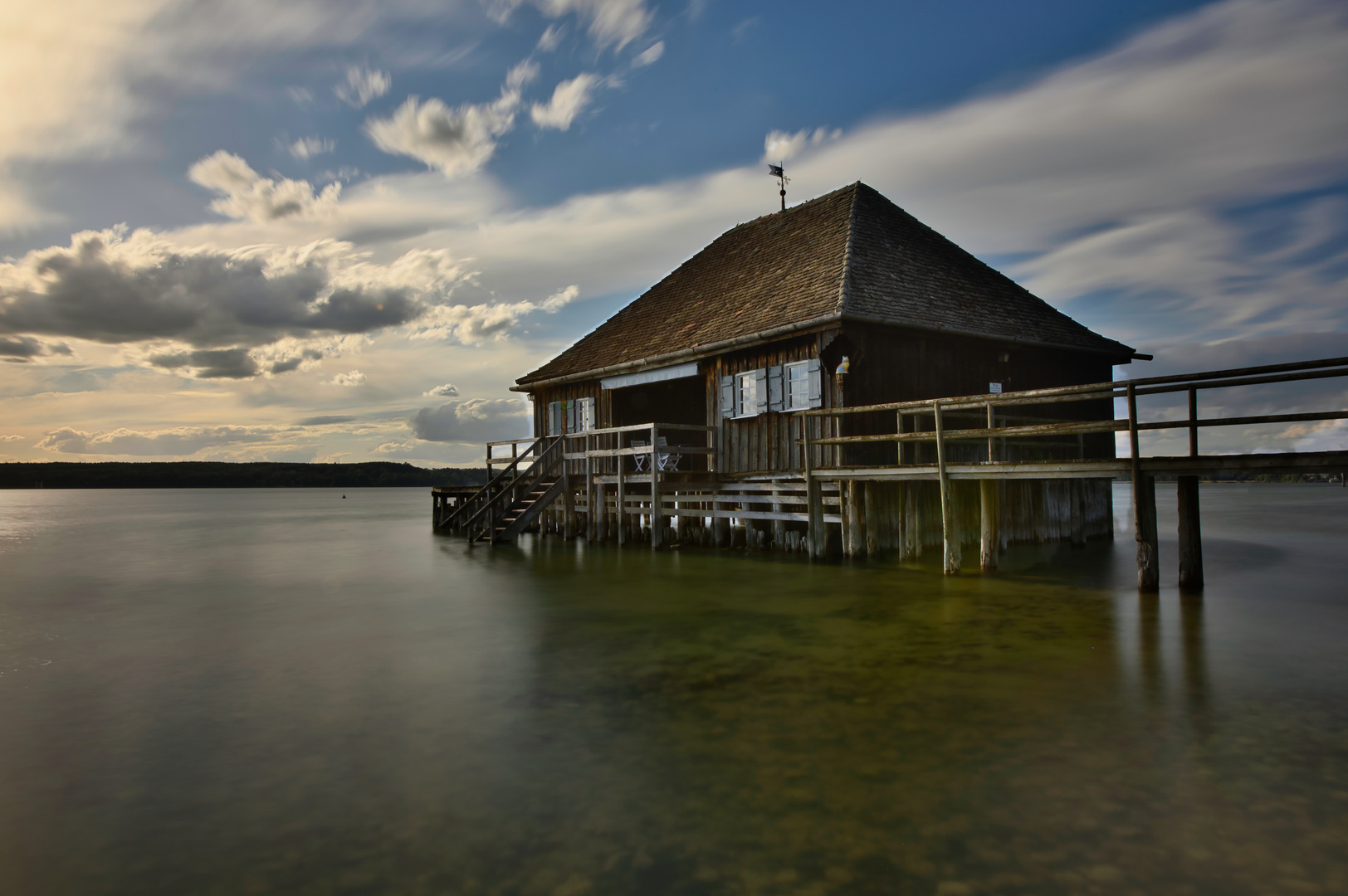 Hütte im See