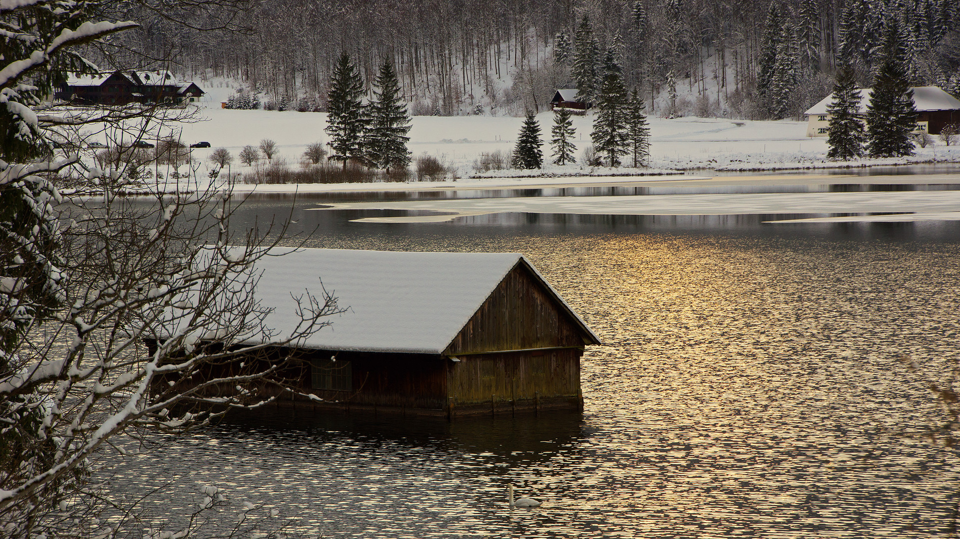 Hütte im See im Abendlicht