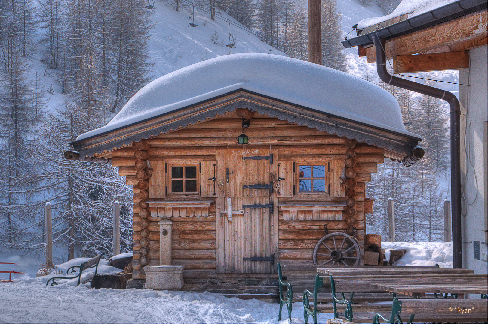 Hütte im Tiefschnee