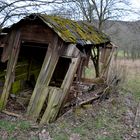 Hütte in der Streuobstwiese im Herbst