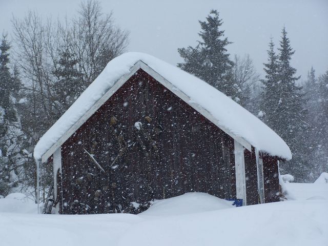 Hütte in Schweden bei Schneefall