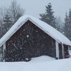 Hütte in Schweden bei Schneefall