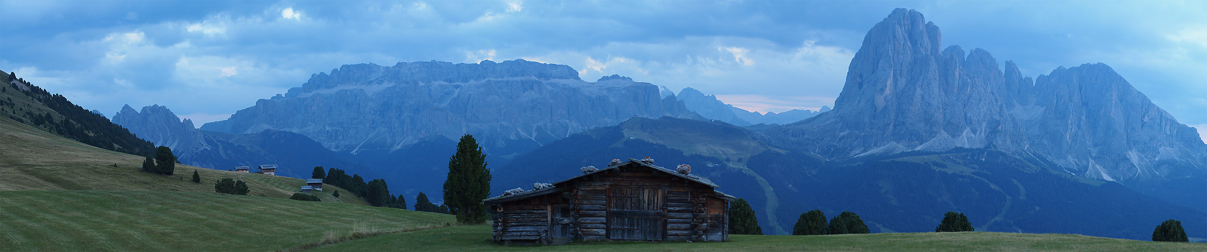 Hütte vor Sella und Langkofel