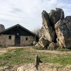 Hütte zwischen Felsen