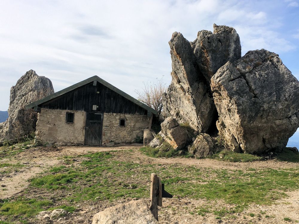 Hütte zwischen Felsen