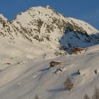 Hütten im Abendlicht