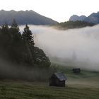 Hütten im Nebel