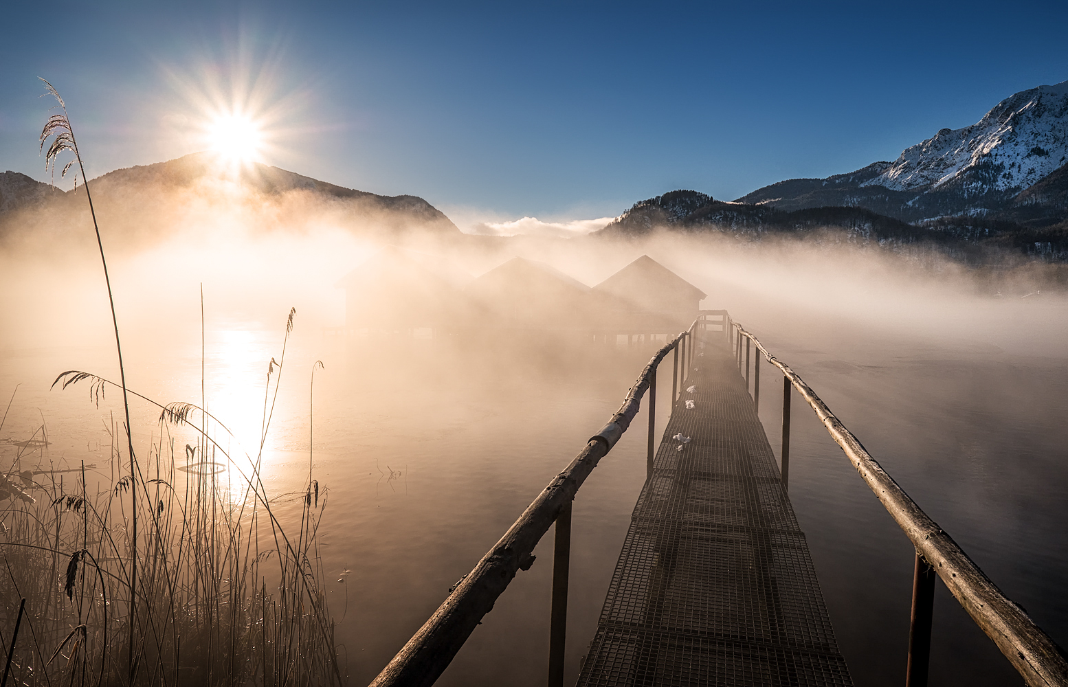 hütten im nebel