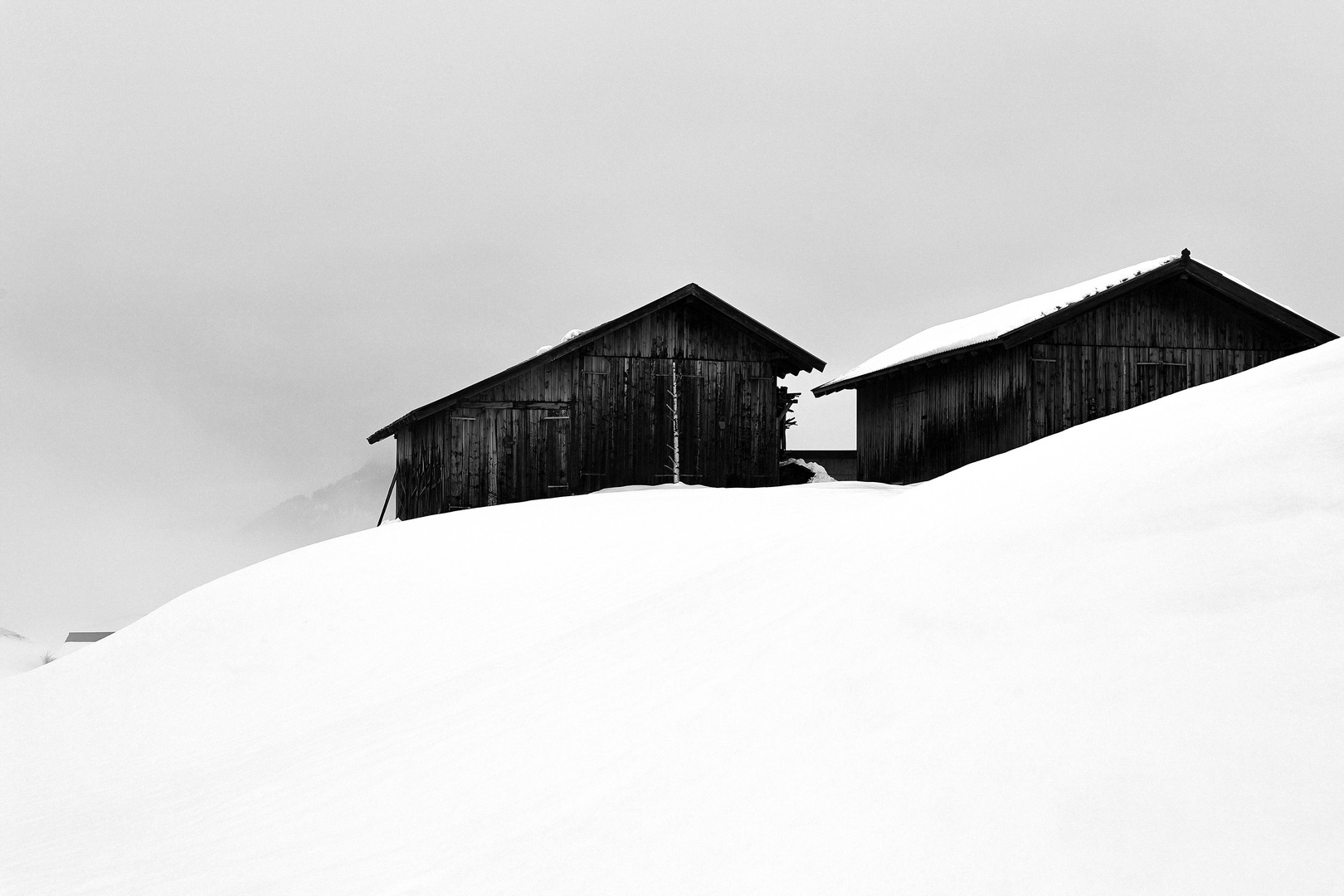 Hütten im Schnee -monochrome-