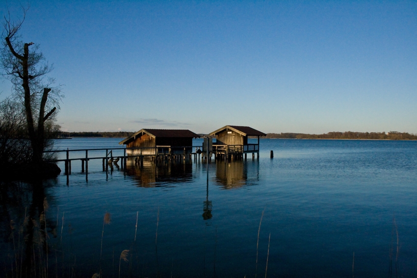 Hütten im See