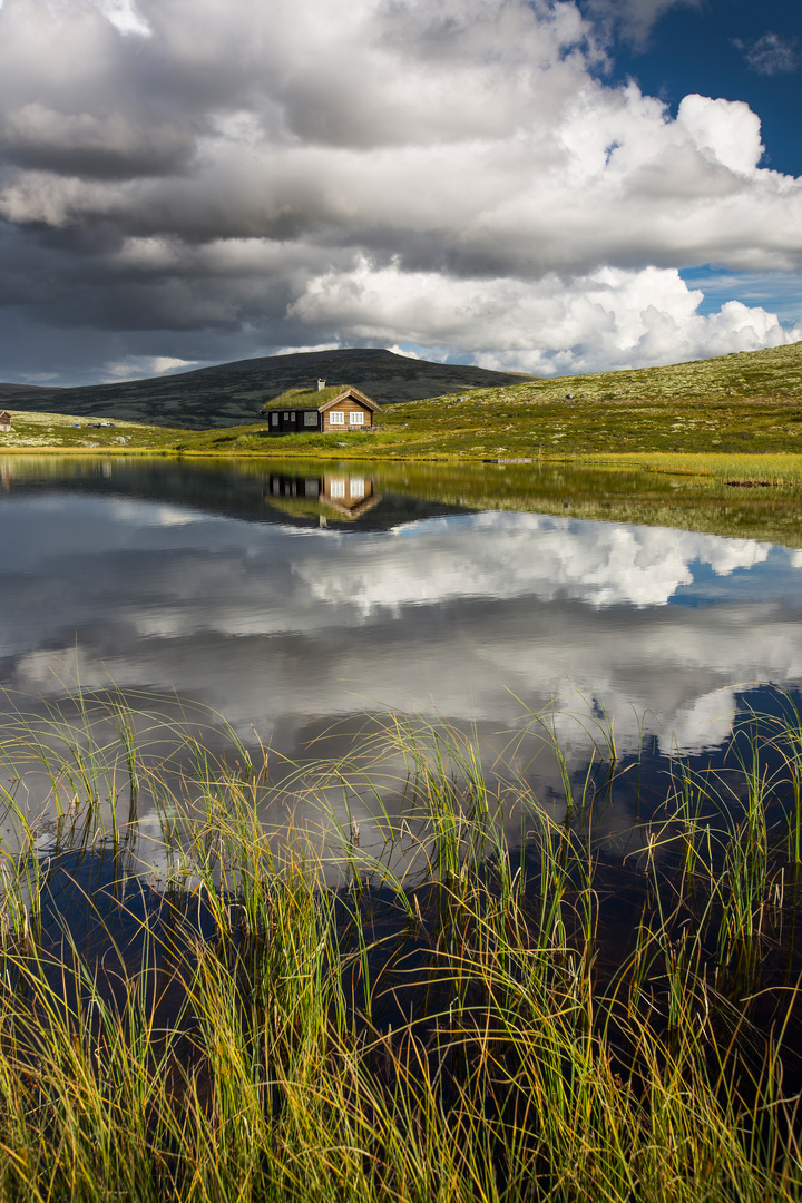 Hütten mit See in Landschaft von Norwegen