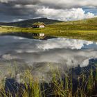 Hütten mit See in Landschaft von Norwegen