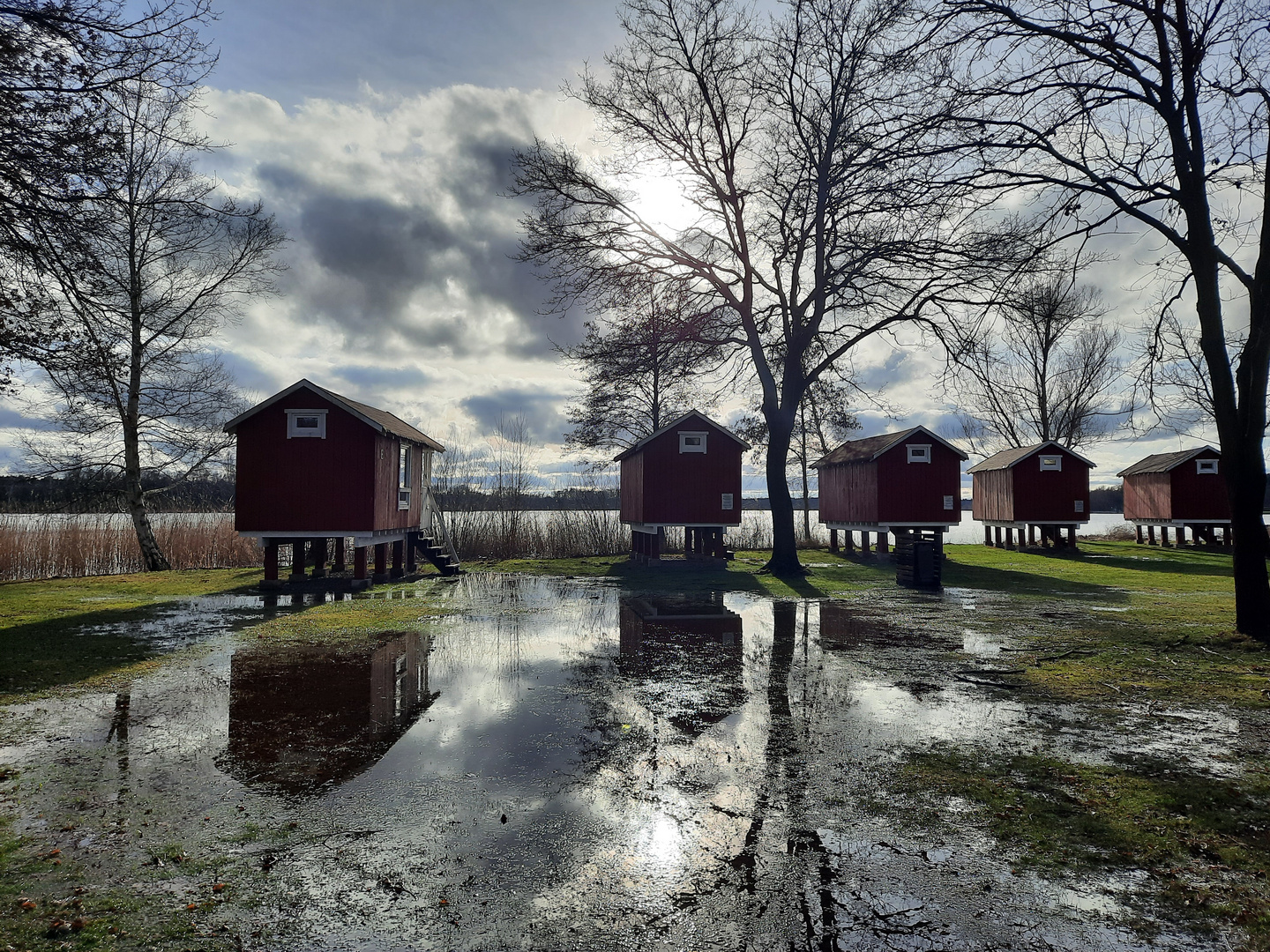 hütten vom wasser umgeben