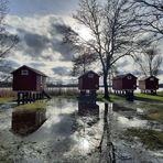 hütten vom wasser umgeben