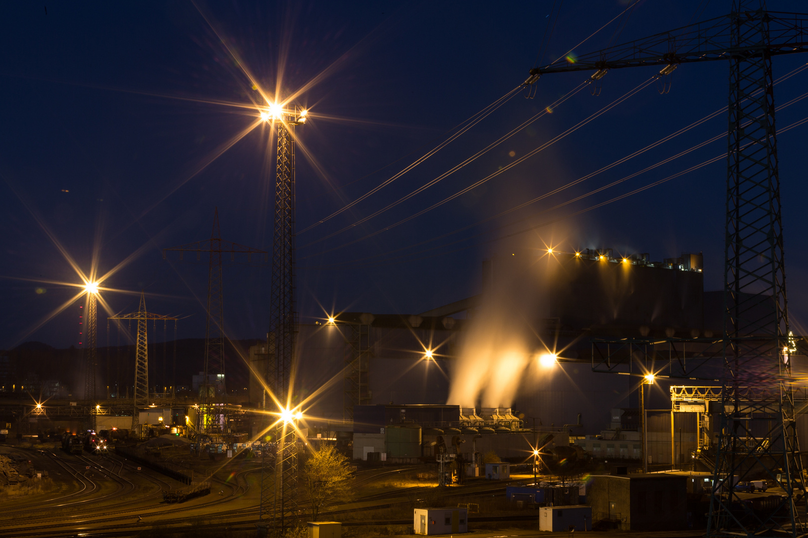 Hüttenanlage in der Nacht