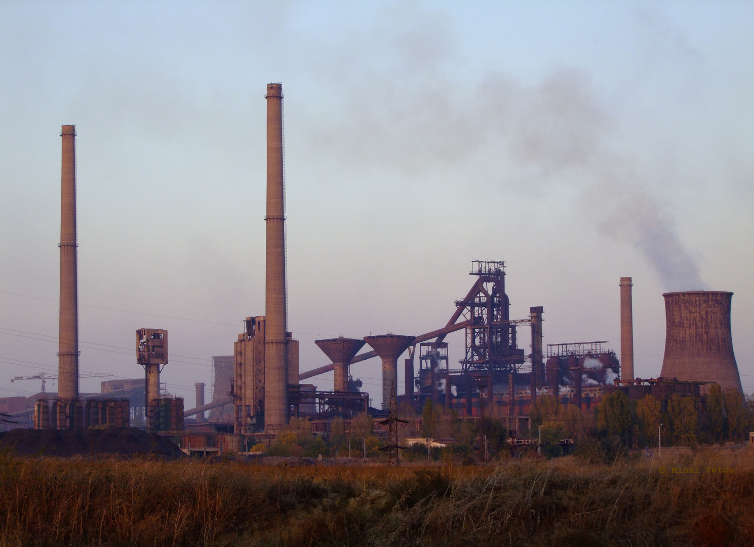 Hüttenwerk in der Abenddämmerung / Steel plant at dusk