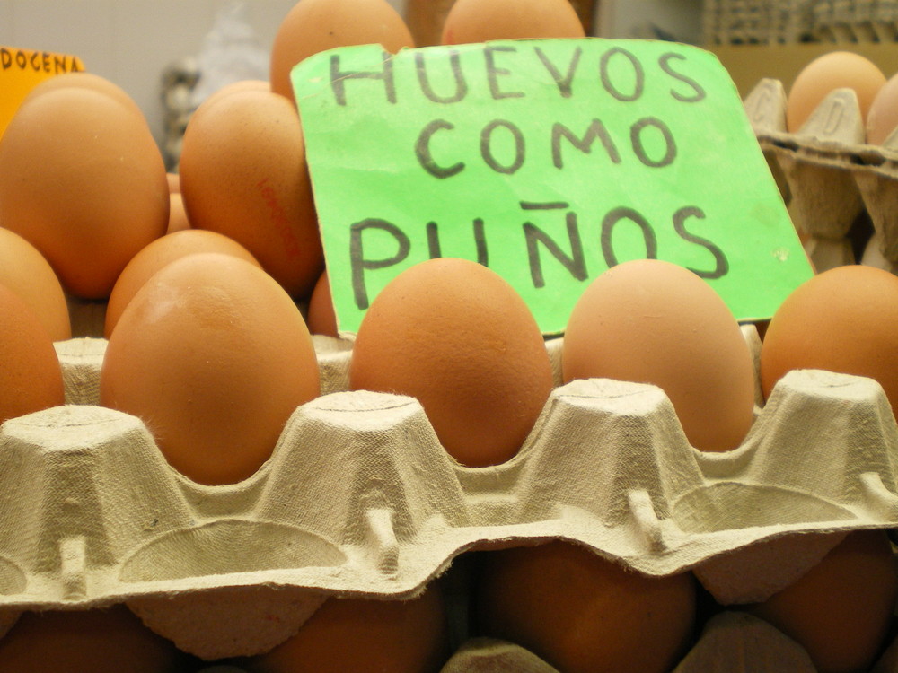 HUEVOS COMO PUÑOS