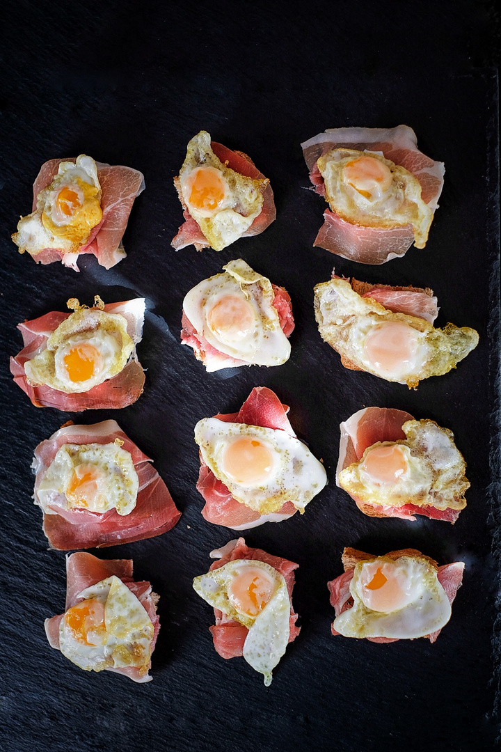 Huevos de codorniz con jamon serrano y base de pan tostado 