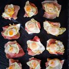 Huevos de codorniz con jamon serrano y base de pan tostado 