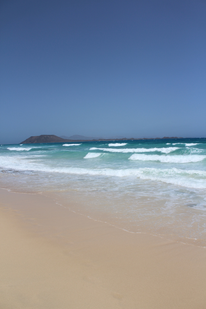 huge waves with a great mountain