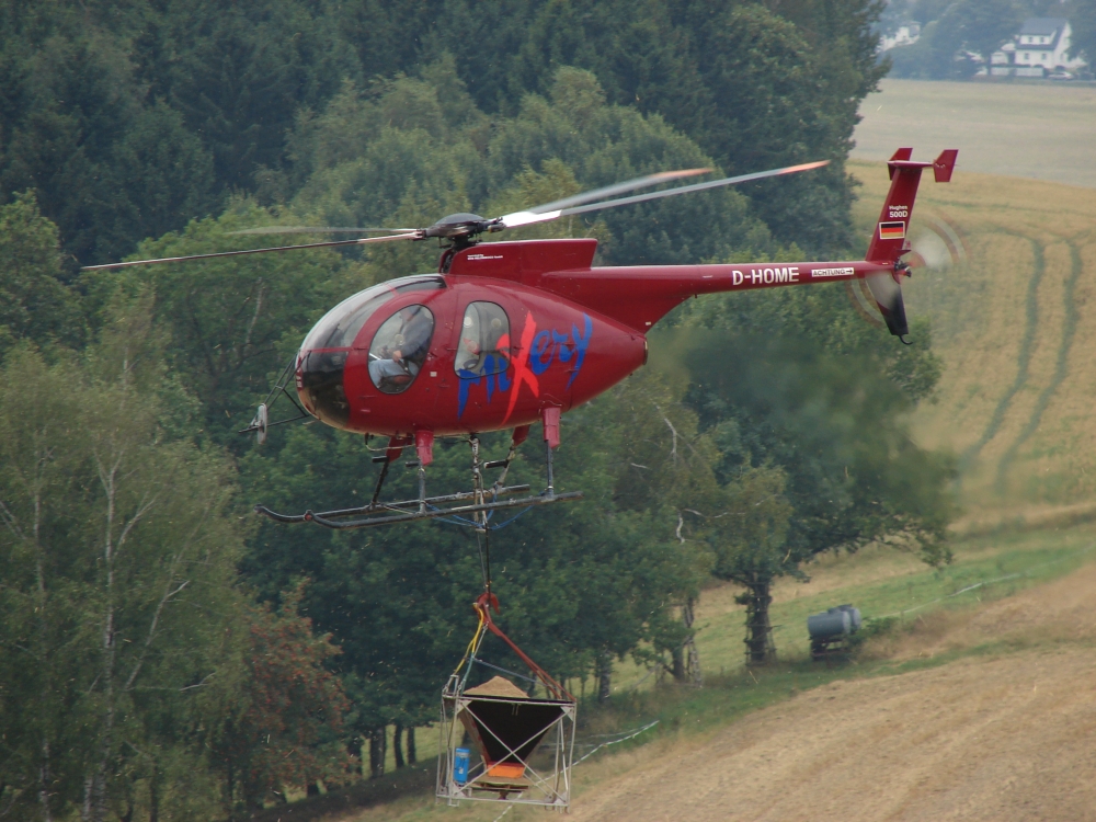 Hughes 500D bei der Waldkalkung im Vogtland