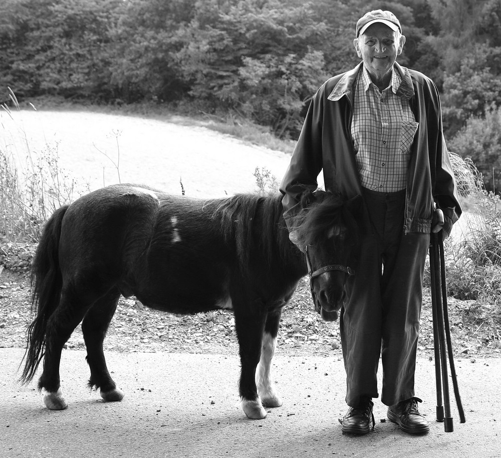 Hugo (99) und sein Amadeus, die jeden Tag zusammen spazieren gehen