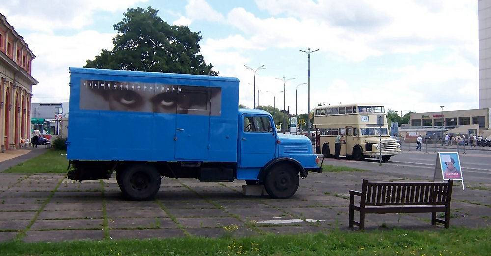 Hugo trifft in Potsdam einen Filmvorführwagen