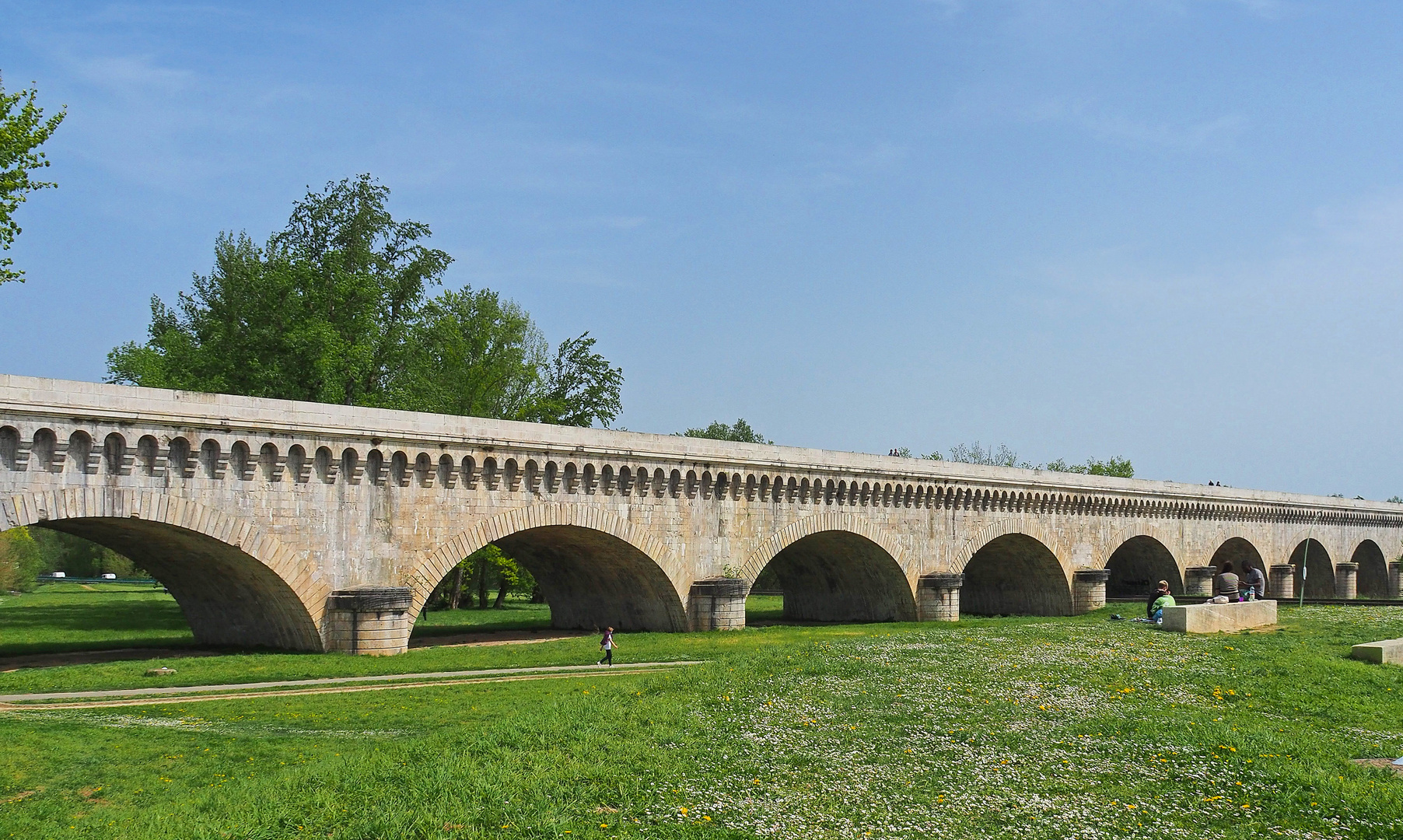 Huit arches du pont-canal d’Agen