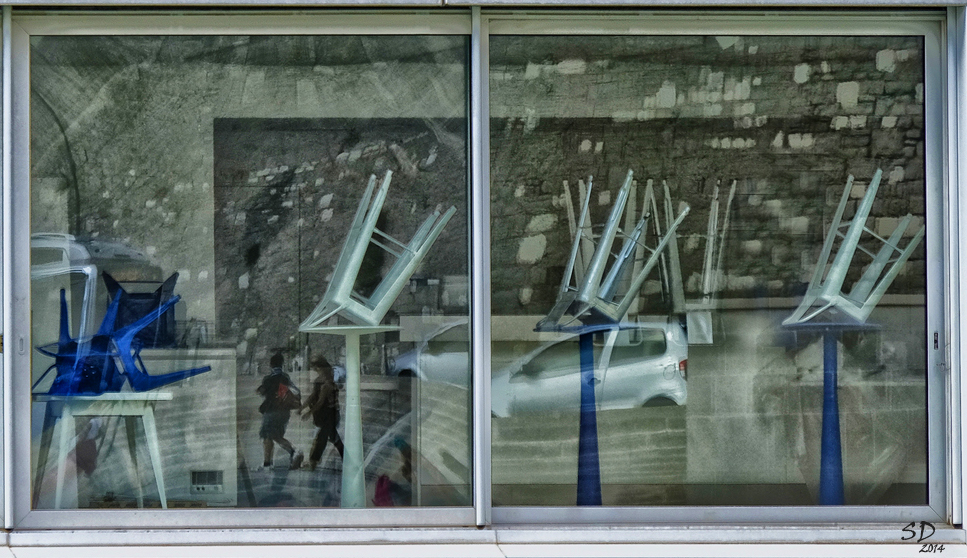 Huit chaises derrière la vitre .