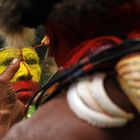 Huli-Wigman beim Schminken, Papua Neuguinea