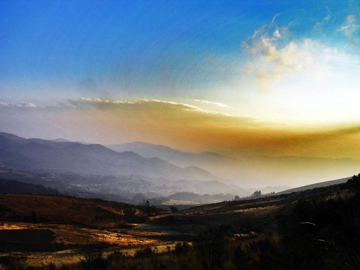 Humareda y atardecer en Cochabamba