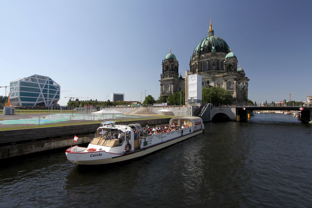 Humboldt-Box und Berliner Dom von der Spree aus...