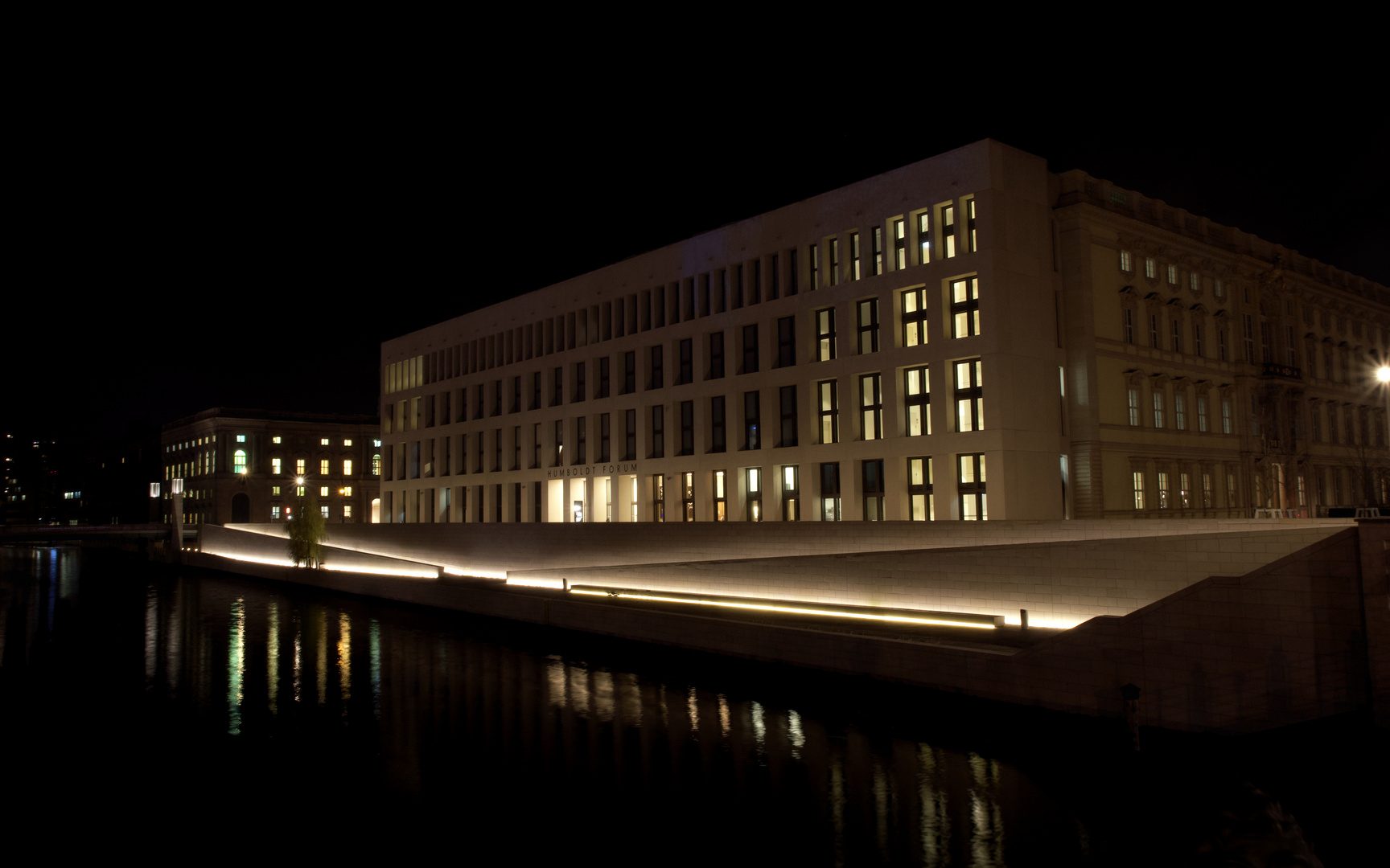 Humboldtforum bei Nacht