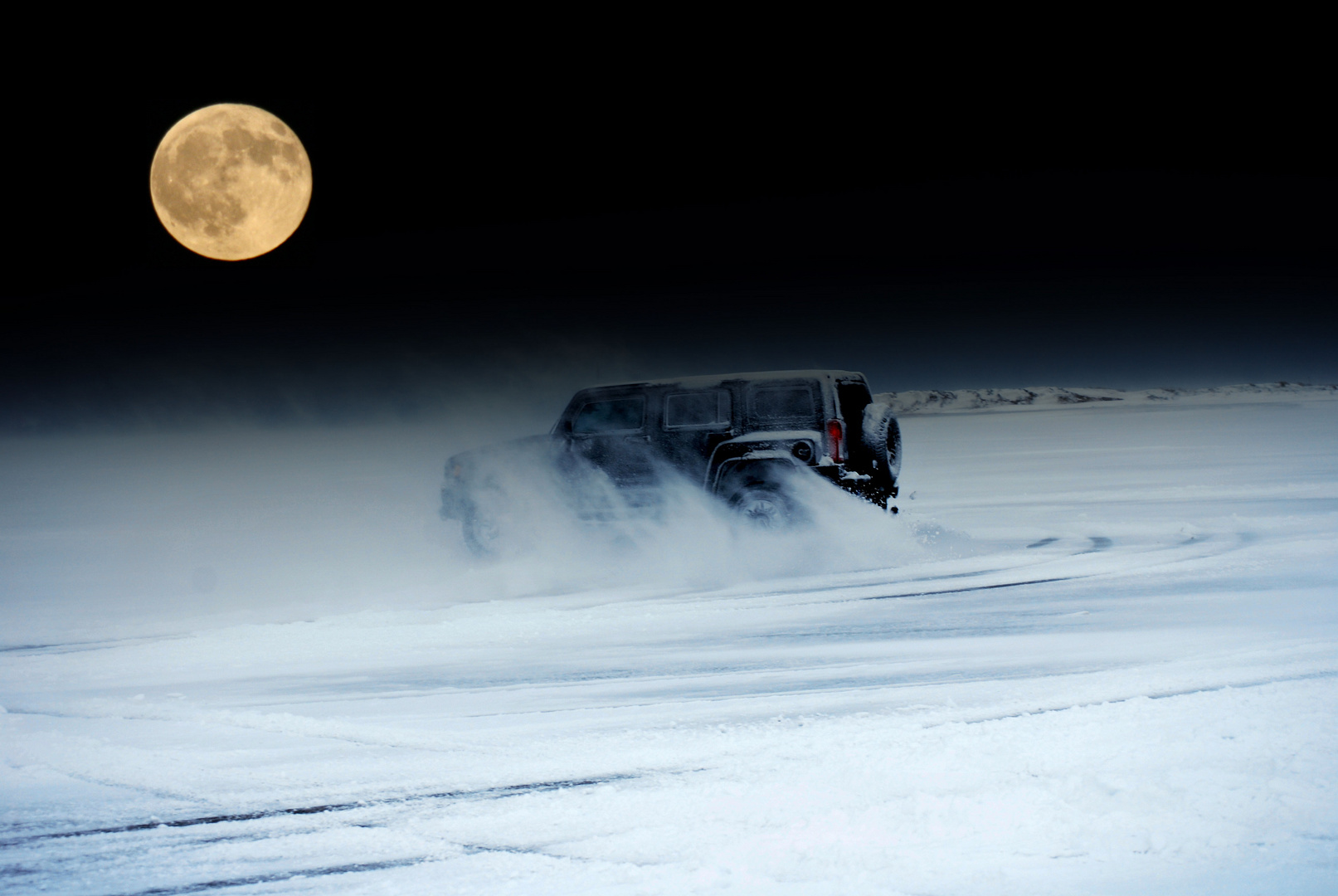 Hummer im Schnee bei Vollmond