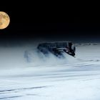 Hummer im Schnee bei Vollmond