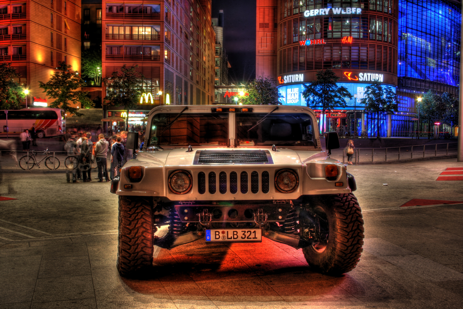 Hummer Stretch Limousine vor der Spielbank Berlin [HDRi]