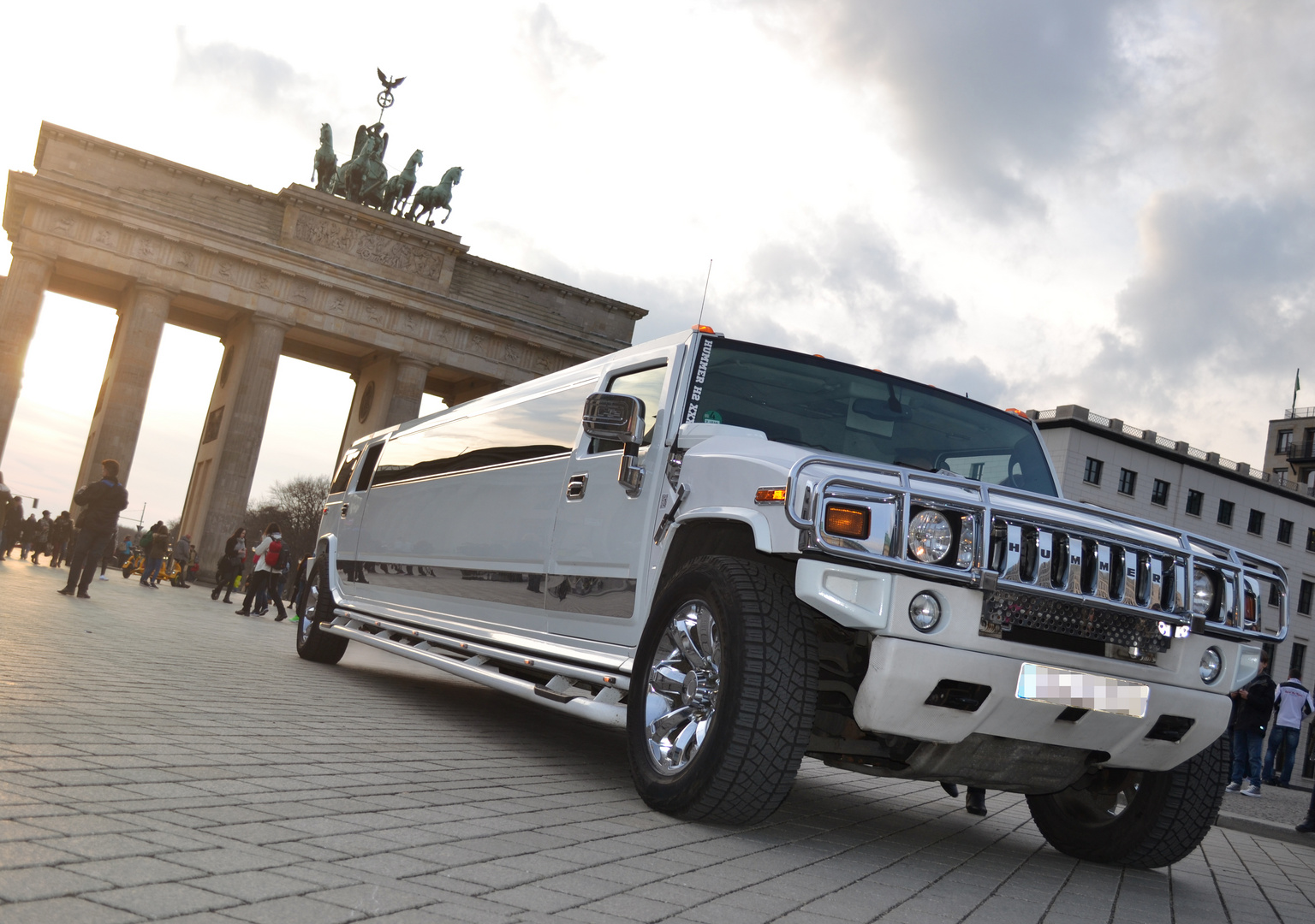 Hummer vor'm Brandenburger Tor