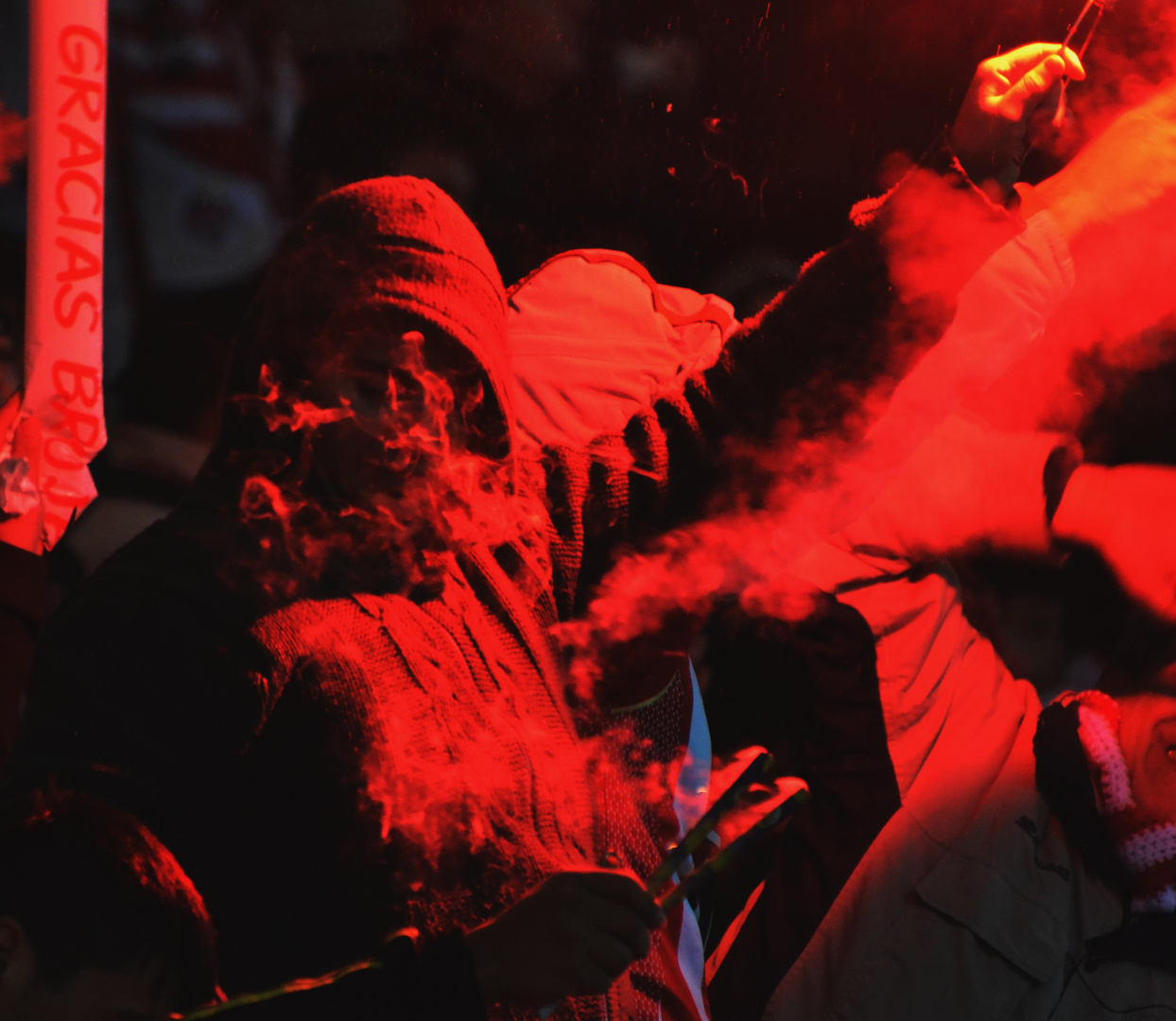 humo en la cancha de futbol